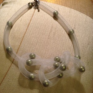 Plastic mesh with dusty green pearl beads necklace