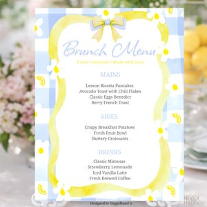 Peut inclure: Une carte de menu de brunch avec un fond à carreaux bleu et blanc. Le menu présente une bordure jaune avec des accents de marguerites et un nœud en haut. Le menu répertorie les plats principaux, les accompagnements et les boissons.