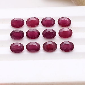 Royal Red ~ Set med 12 st naturliga mozambique rubiner 7 mm x 5 mm ovala ädelstenar