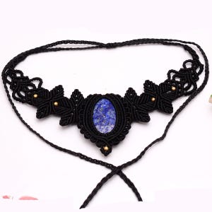 Statement-Choker aus Lapislazuli – Handgefertigte Makramee-Halskette mit Edelsteinen – Boho-Schmuck