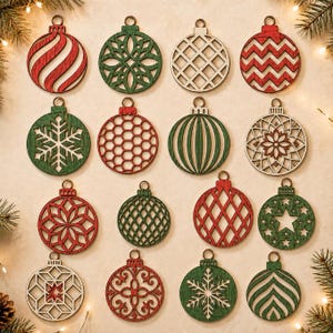 Può includere: Una collezione di sedici ornamenti circolari in legno con vari motivi ritagliati, tra cui fiocchi di neve, stelle, griglie geometriche e strisce. Gli ornamenti sono rifiniti in tonalità rosso, verde e legno naturale.