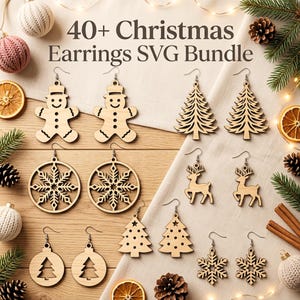 Può includere: Un grafico digitale che mostra il testo 40+ Christmas Earrings SVG Bundle, con vari design di orecchini in legno tra cui omini di pan di zenzero, alberi di Natale, fiocchi di neve, renne e decorazioni disposti su una superficie in legno.