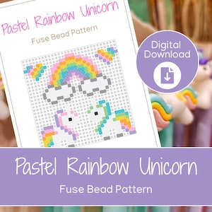 Puede incluir: Una descarga digital con un patrón de cuentas de fusión de unicornio arcoíris pastel. El diseño incluye un arcoíris y dos unicornios en un estilo pixelado. El texto "Pastel Rainbow Unicorn" y "Fuse Bead Pattern" se muestra.