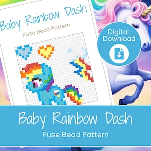 Op de afbeelding: Een digitale download met een strijkkralenpatroon van Baby Rainbow Dash. Het ontwerp bevat een gepixeld beeld van een blauwe pony met een regenboogmanen en -staart, harten en een zon. De afbeelding bevat ook een eenhoorn en de woorden "Digitale download."