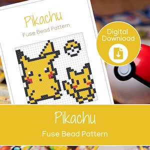 Può includere: Un modello scaricabile digitalmente per un design di perline a fusione di Pikachu. Il modello presenta un personaggio Pikachu giallo e il testo "Pikachu Fuse Bead Pattern". Una Pokeball rossa e bianca è sullo sfondo.