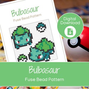 Puede incluir: Una descarga digital con un patrón de cuentas de fusión de Bulbasaur. El diseño muestra dos figuras de Bulbasaur en verde y azul, con el texto "Bulbasaur Fuse Bead Pattern" en verde. También es visible un círculo verde con "Descarga digital" y una flecha de descarga.