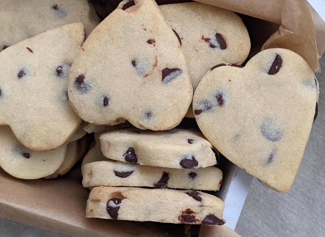 Chocolate Chip Shortbread Hearts | Mini Biscuits Gift Box for Birthday ...
