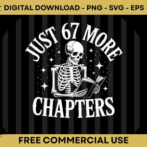 Peut inclure: Graphique numérique en noir et blanc avec un squelette lisant un livre. Le texte indique "JUST 67 MORE CHAPTERS" avec des étoiles sur un fond à rayures noires et blanches. La bannière supérieure indique "DIGITAL DOWNLOAD - PNG - SVG - EPS" et la bannière inférieure indique "FREE COMMERCIAL USE".