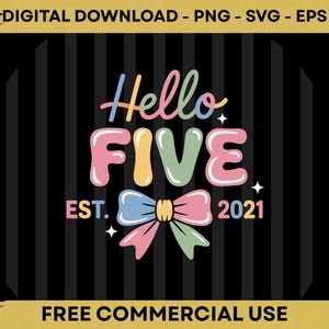 Puede incluir: Un gráfico digital colorido con las palabras "Hello FIVE" en una fuente lúdica, con un lazo y el año "2021". El diseño está sobre un fondo negro con rayas verticales. También se incluye el texto "FREE COMMERCIAL USE".
