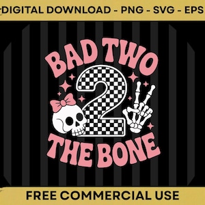 Peut inclure: Graphique numérique en noir et rose. Le design comprend les mots "BAD TWO THE BONE" dans une police rétro, un crâne avec un nœud, un numéro 2 à carreaux et une main de squelette faisant le signe de la paix. Les mots "FREE COMMERCIAL USE" sont en bas.