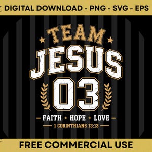 Peut inclure: Un design graphique numérique affichant le texte TEAM JESUS 03 en blanc avec des contours dorés, encadré par deux branches de laurier dorées. En dessous, le texte FAITH HOPE LOVE et 1 CORINTHIANS 13:13 apparaissent en doré sur un fond noir rayé.