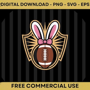 Peut inclure: Graphique numérique représentant un ballon de football américain avec des oreilles de lapin et un nœud papillon. Le design est placé sur une forme de bouclier avec un motif de rayons de soleil, le tout sur un fond à rayures noires et dorées. Le texte en haut indique "TÉLÉCHARGEMENT NUMÉRIQUE - PNG - SVG - EPS" et en bas "UTILISATION COMMERCIALE GRATUITE."