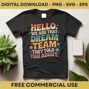 Puede incluir: Camiseta negra con el texto "HELLO, WE ARE THAT DREAM TEAM THEY TOLD YOU ABOUT" en tipografía retro. El diseño incluye detalles florales coloridos. Es una descarga digital.