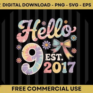Peut inclure: Graphique numérique avec les mots "Hello 9 EST. 2017" dans un style tie-dye, avec des fleurs et un nœud. Le fond est noir avec des rayures verticales. Le texte "DIGITAL DOWNLOAD - PNG - SVG - EPS" et "FREE COMMERCIAL USE" sont également présents.