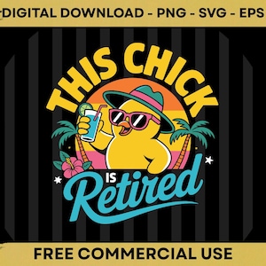 Op de afbeelding: Een digitale afbeelding met een gele kuiken met een zonnebril en een hoed, die een drankje vasthoudt. De tekst luidt "THIS CHICK IS RETIRED" in een tropisch ontwerp met palmbomen en een zonsondergang. De afbeelding bevat ook de tekst "FREE COMMERCIAL USE".