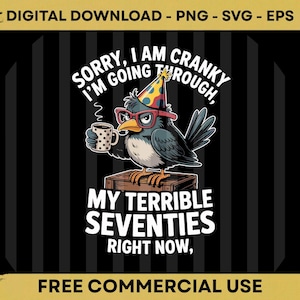 Könnte beinhalten: Digitaler Download-Grafik mit einem Cartoon-Vogel mit Brille und Partyhut, der eine Kaffeetasse hält. Der Text lautet: „Sorry, I am cranky, I'm going through my terrible seventies right now.“ Der Hintergrund ist schwarz und grau gestreift.