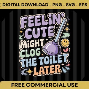 以下が含まれることがあります： レトロなフォントで「FEELIN' CUTE MIGHT CLOG THE TOILET LATER」というテキストが入ったデジタルダウンロードグラフィック。紫色のプランジャー、星、スマイリーフェイスのデザインです。「DIGITAL DOWNLOAD - PNG - SVG - EPS」と「FREE COMMERCIAL USE」の文字も含まれています。