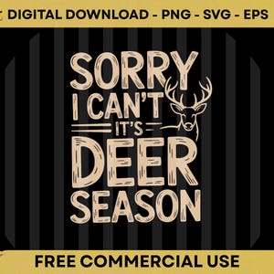 Könnte beinhalten: Ein digitaler Download-Grafik mit dem Text "SORRY I CAN'T IT'S DEER SEASON" in einer stilisierten Schriftart, begleitet von einer Hirschkopf-Silhouette. Das Design ist beige auf einem schwarz-gold gestreiften Hintergrund. Das obere Banner lautet "DIGITALER DOWNLOAD - PNG - SVG - EPS".