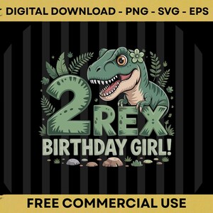 Peut inclure: Un design graphique numérique représentant un T-Rex vert de dessin animé avec une petite fleur sur la tête, à côté d'un grand chiffre 2. Le texte indique 2 REX BIRTHDAY GIRL! entouré de feuillage, sur un fond noir à rayures verticales.