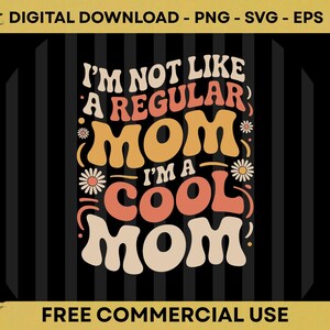 Peut inclure: Graphique de téléchargement numérique avec le texte "I'M NOT LIKE A REGULAR MOM I'M A COOL MOM" dans une typographie rétro. Le design présente des couleurs orange, pêche et crème avec des accents de marguerites sur un fond noir et à rayures verticales.