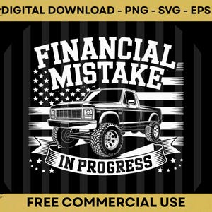 Könnte beinhalten: Schwarz-weiße Grafik eines hochgelegten Pick-ups mit dem Text "FINANCIAL MISTAKE IN PROGRESS" über einem Banner. Der Hintergrund zeigt ein amerikanisches Flaggen-Design. Das obere Banner lautet "DIGITALER DOWNLOAD - PNG - SVG - EPS" und das untere Banner lautet "KOSTENLOSE KOMMERZIELLE NUTZUNG".