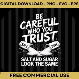 以下が含まれることがあります： 「BE CAREFUL WHO YOU TRUST」のテキストが入った白黒のデジタルダウンロードグラフィック。画像には、容器から塩と砂糖が注がれている様子が描かれており、「SALT AND SUGAR LOOK THE SAME」というテキストが入っています。「FREE COMMERCIAL USE」が含まれています。