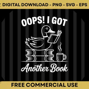 Peut inclure: Graphisme noir et blanc avec un canard lisant un livre, avec le texte "OOPS! I GOT Another Book." Une tasse de café et des piles de livres sont également inclus. Les mots "DIGITAL DOWNLOAD - PNG - SVG - EPS" et "FREE COMMERCIAL USE" sont également inclus.