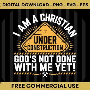 Peut inclure: Un design graphique numérique avec le texte I AM A CHRISTIAN UNDER CONSTRUCTION GOD'S NOT DONE WITH ME YET! Le visuel comprend une icône de panneau de chantier jaune, des bordures rayées noires et jaunes, et un marteau et une clé.