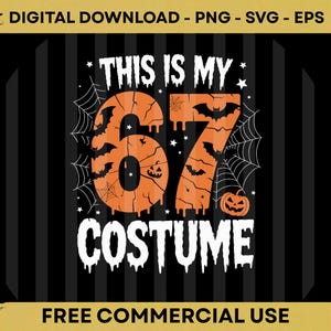 Peut inclure: Un design numérique sur le thème d'Halloween avec le texte "THIS IS MY COSTUME" en blanc, avec les chiffres "67" en orange, décoré de chauves-souris, de toiles d'araignées et d'une citrouille. Le fond est noir avec des rayures verticales.