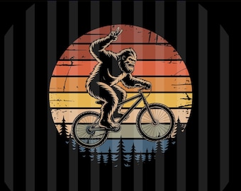 Puede incluir: Ilustración en blanco y negro de un Bigfoot montando en bicicleta con un signo de la paz. El diseño está ambientado sobre un fondo de puesta de sol con el texto "DESCARGA DIGITAL - PNG - SVG - EPS" y "USO COMERCIAL GRATUITO".