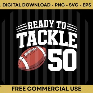 Könnte beinhalten: Digitales Grafikdesign mit einem rot-weißen Football und den weißen Worten "READY TO TACKLE 50". Der Hintergrund ist schwarz mit vertikalen Streifen. Der Text "DIGITAL DOWNLOAD" und "FREE COMMERCIAL USE" sind ebenfalls enthalten.