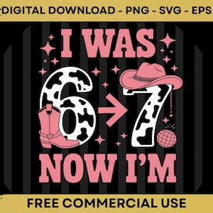 以下が含まれることがあります： 「I WAS 6, NOW I'M 7」のテキストが入ったピンクと白のデジタルグラフィック。数字の6は牛柄とピンクのカウボーイブーツでデザインされています。数字の7はピンクのカウボーイハットです。星とディスコボールも含まれています。