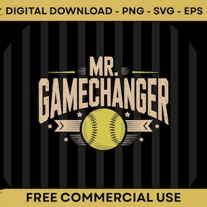Peut inclure: Un design graphique avec le texte MR. GAMECHANGER en police beige vieillie, centré au-dessus d'une balle de softball jaune avec des coutures noires. Le motif inclut de petites étoiles et des bannières horizontales sur des rayures noires.