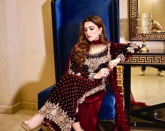 Handbesticktes Mehroon Rohseide Pakistani Kleid: Aneelas