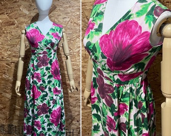 Vintage midiklänning i livfull fuchsia-rosa och grön blommig med empiremidja från 1960-talet. Påskklänning med nyhetstecken. Byst 86 cm, midja 67 cm.