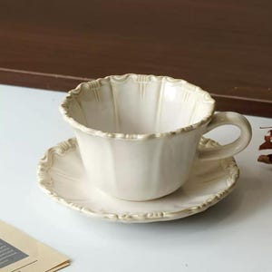 Vintage Europees porseleinen theeservies: elegante koffiekopjes en schotels