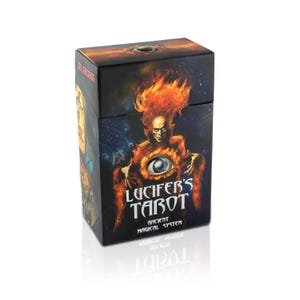 Può includere: Scatola rettangolare per un mazzo di tarocchi. La scatola presenta uno sfondo scuro con un'illustrazione infuocata di una figura con fiamme come capelli e un occhio sul petto. Il testo "LUCIFER'S TAROT" e "ANCIENT MAGICAL SYSTEM" sono visibili.