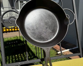 Padella in ghisa con manico appuntito