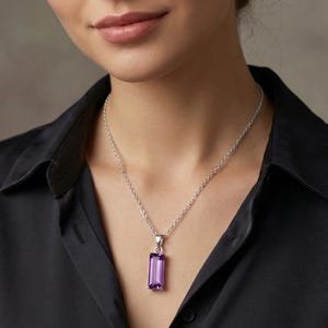 AAA onberispelijke Ceylon paarse saffier stokbrood edelsteen bedelketting / hanger edelsteen gesneden, voor haar verjaardagscadeau 20 x 8 mm
