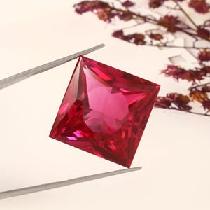 91,00 ct AAA Mozambique blodröd rubin lös prinsesslipad ädelsten vacker lysterkvalitet, modesmycken och ringtillverkningsprodukt 25 x 25 MM