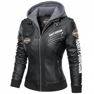 Könnte beinhalten: Schwarze Lederjacke mit grauem Kapuzeneinsatz. Die Jacke trägt das Harley-Davidson-Logo auf Brust, Ärmeln und Rücken. Sie hat einen Reißverschluss, mehrere Taschen sowie einen gerippten Saum und Bündchen.