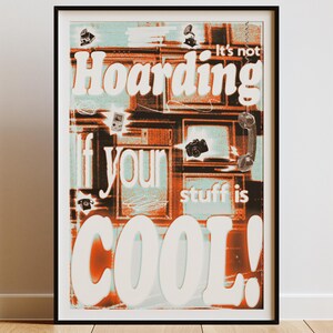Op de afbeelding: Een ingelijste kunstdruk met een vintage esthetiek. Het kunstwerk toont de tekst "It's not Hoarding if your stuff is COOL!" in vette, gestileerde letters. De achtergrond is een collage van retro beelden in oranje, turquoise en wit.
