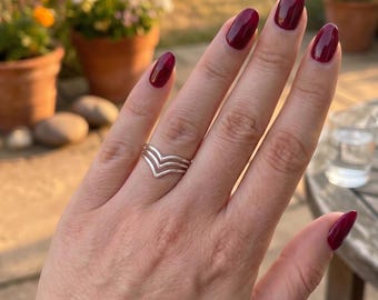 Anillo apilable en forma de V de plata de ley 925 hecho a mano / Anillo minimalista con diseño de horquilla para mujer / Joyería bohemia delicada / Elegante anillo para el pulgar