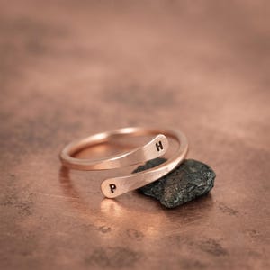Bague initiale personnalisée en cuivre martelé, anneau minimaliste personnalisé, cadeau du 7e anniversaire