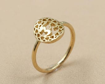 Anillo de latón artesanal con corazón de filigrana en la parte superior, diseño minimalista apilable, ajustable, regalo ideal para cualquier ocasión.