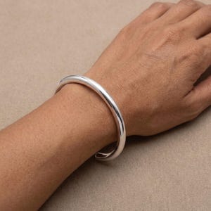 Armring i massivt 925 sterlingsilver | Kraftig herrarmband, minimalistiska hantverkssmycken