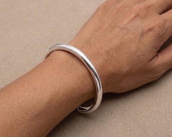 Brazalete rígido de plata maciza 925 hecho a mano / Brazalete grueso de plata esterlina para hombre / Brazalete minimalista robusto / Regalo de joyería artesanal de alta gama