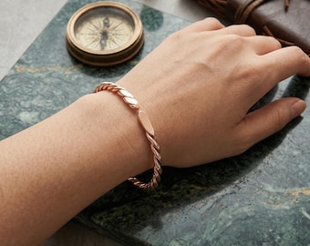 Brazalete Kada de cobre puro retorcido, pulsera de torsión de cobre hecha a mano, brazalete abierto único, joyería con significado sanador, regalo para ella.