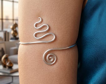 Brazalete plateado para la parte superior del brazo, brazalete minimalista con espiral, joyería bohemia ajustable de alambre, brazalete geométrico en espiral, regalo estilo diosa griega