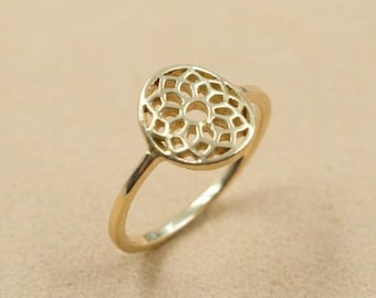 Anillo delicado de latón con medallón de filigrana, diseño floral calado, banda minimalista apilable, opción de tamaño ajustable, regalo de joyería para el día a día